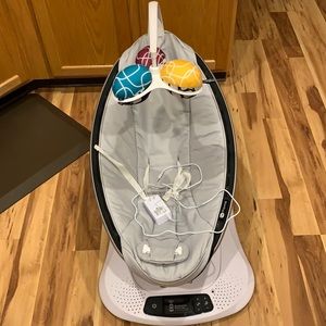 ❣️SOLD❣️Like New 4moms mamaRoo Infant Swing w 2 covers